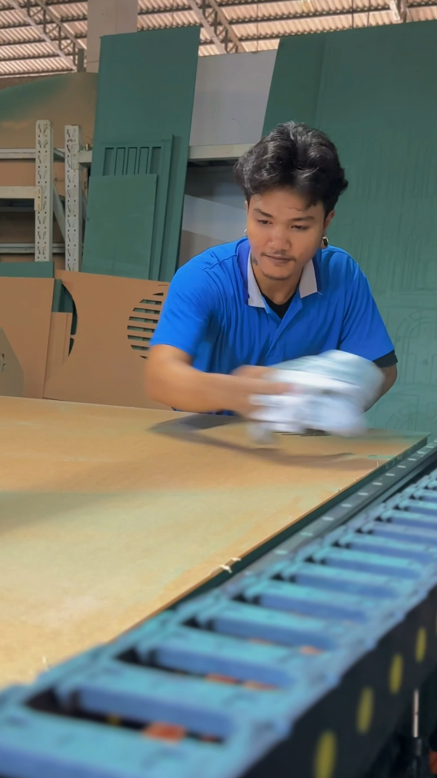 Craftsman shaping wood in the HAÜS factory